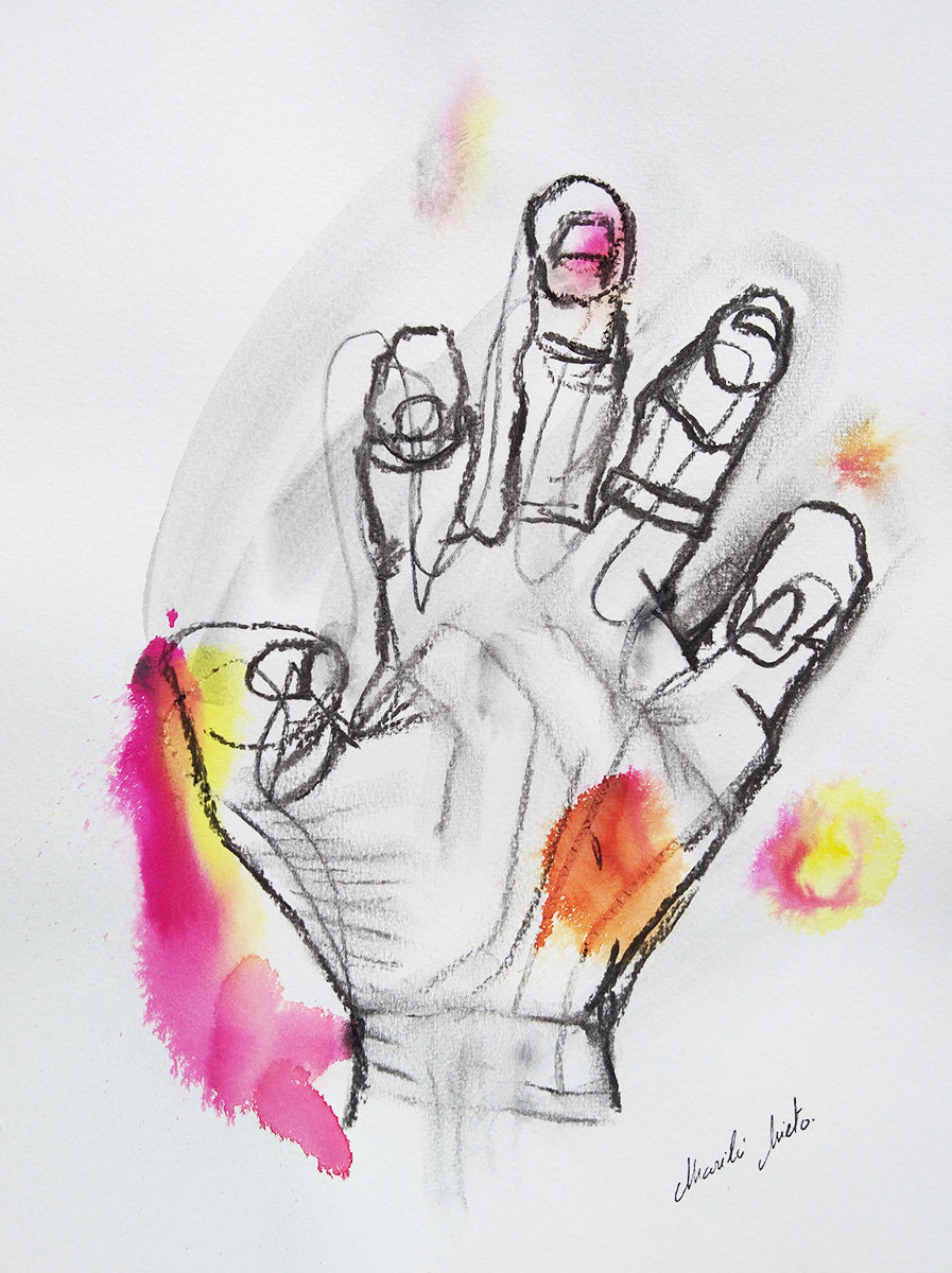 Dibujo expresivo de la mano en forma de garra felina, realizado en acuarela y carboncillo, simboliza fuerza, lucha y resiliencia