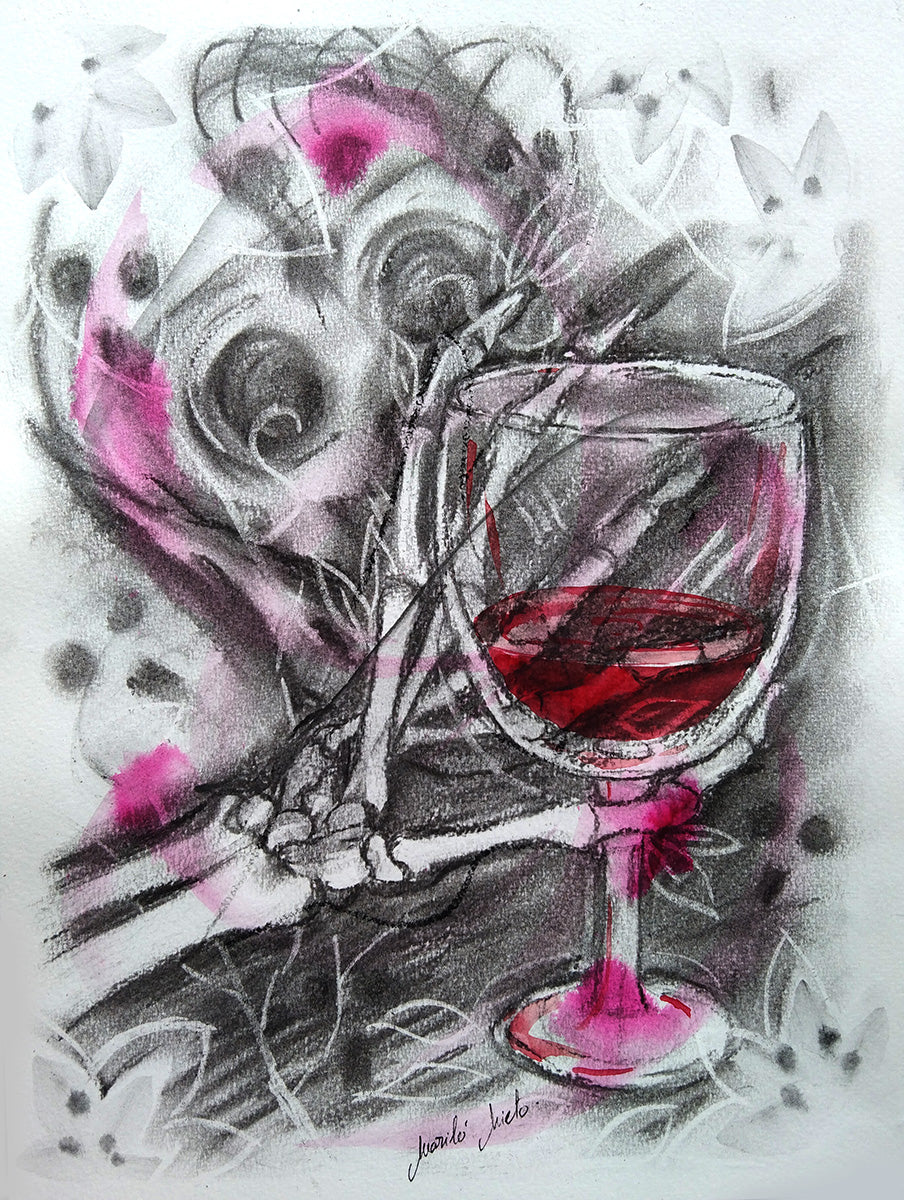 Dibujo de una mano esquelética de canina sosteniendo una copa de cristal. Fondo oscuro con flores y pequeños fantasmas. Obra simbólica en acuarela y carboncillo.