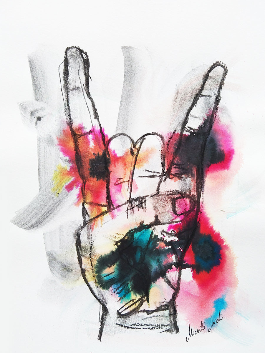 Dibujo expresivo de una mano haciendo un gesto heavy, con manchas de acuarela en rojo, negro, azul y naranja. Arte de rebeldía e individualidad