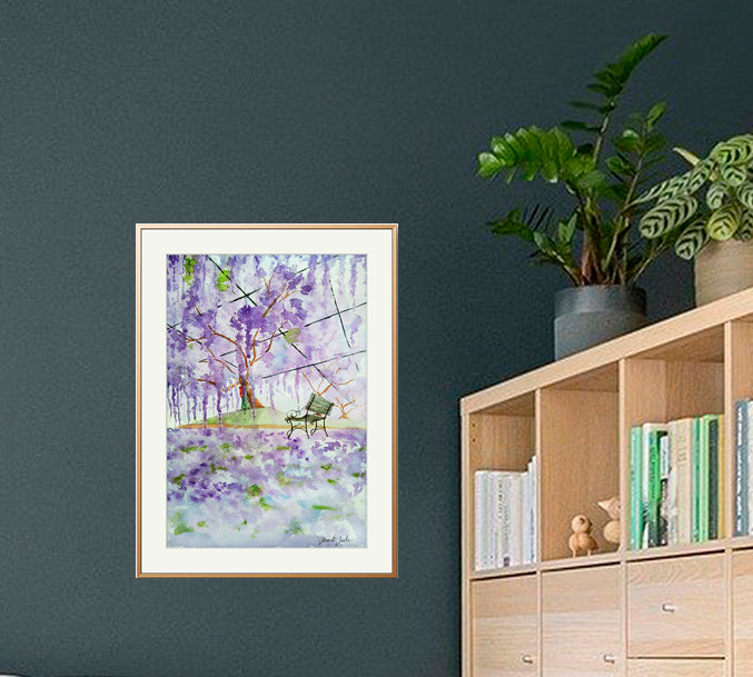 Acuarela Bosque de Jacarandas decorando un rincón de lectura. Arte emocional que invita al recogimiento interior."