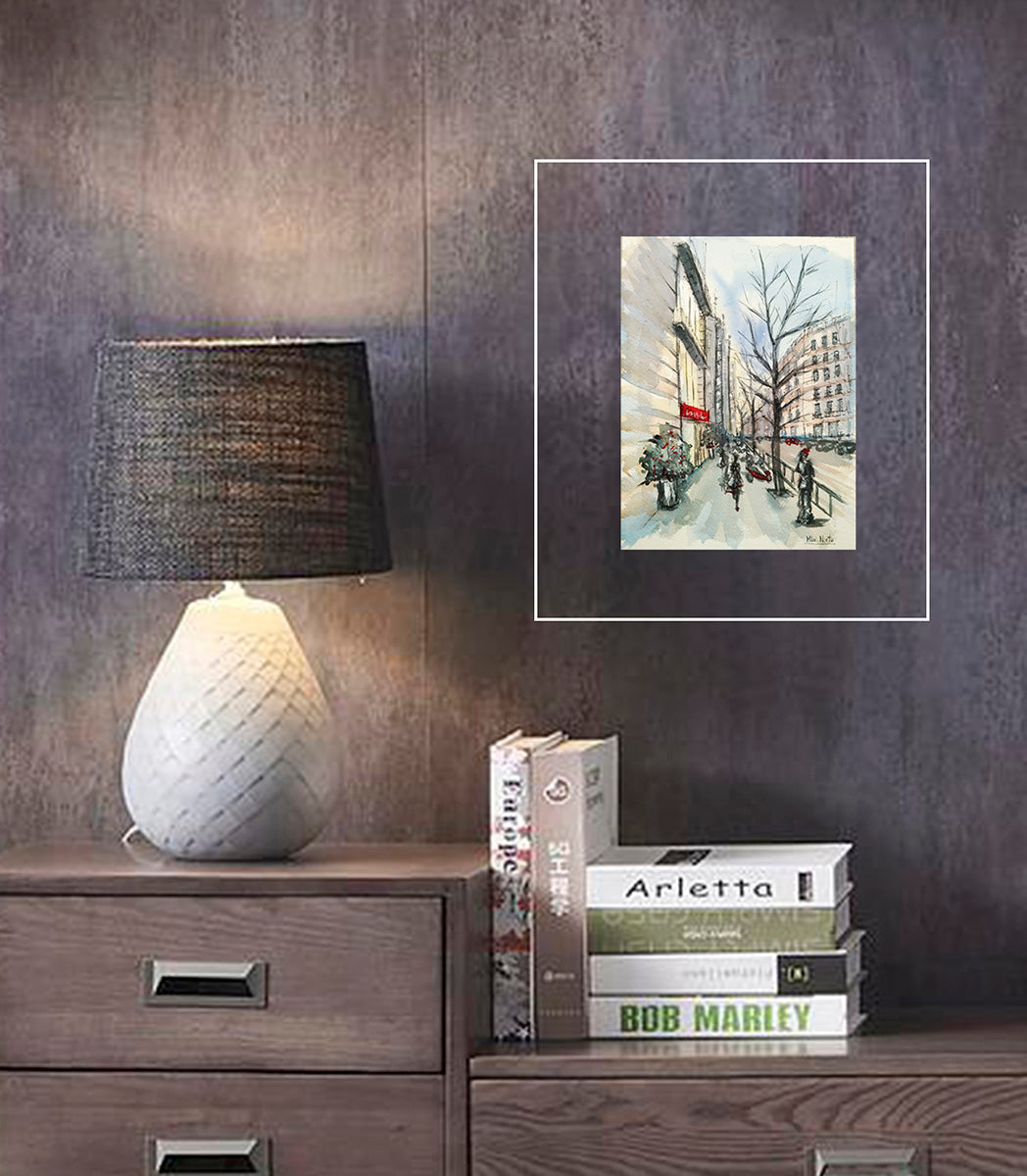 Acuarela de calle barcelonesa colgada en una sala acogedora. Pintura invernal que evoca calles vacías y luces de esperanza.