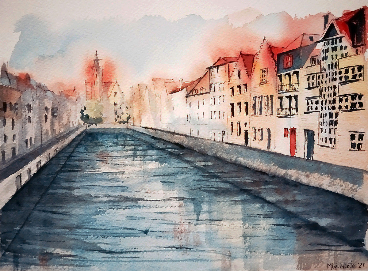 Acuarela de Brujas desde un puente, con canal azul y tejados rojizos. Iglesia al fondo en una escena tranquila al amanecer.