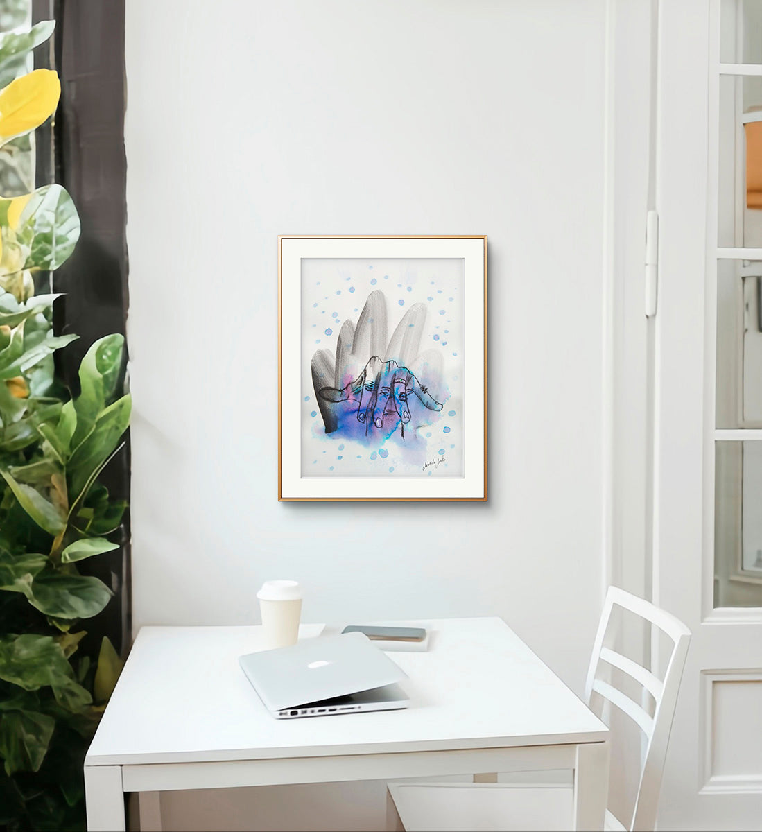 Obra 'Mano Princesa' decorando una habitación tranquila, evocando dulzura y libertad de expresión.