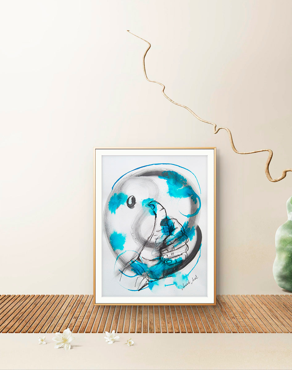 Obra 'Mano OK' decorando una habitación íntima, ideal para crear un ambiente de tranquilidad emocional.