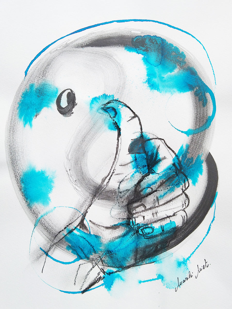 Dibujo de una mano haciendo el gesto de OK sobre fondo azul en acuarela. Obra de calma emocional y protección afectiva.