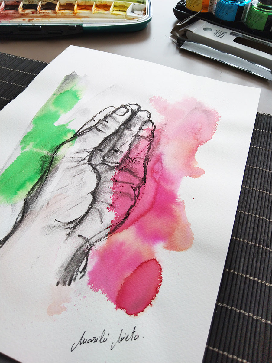 Primer plano de la textura del papel y la firma del artista en la obra 'Mano Italiana', con técnica de acuarela y carboncillo
