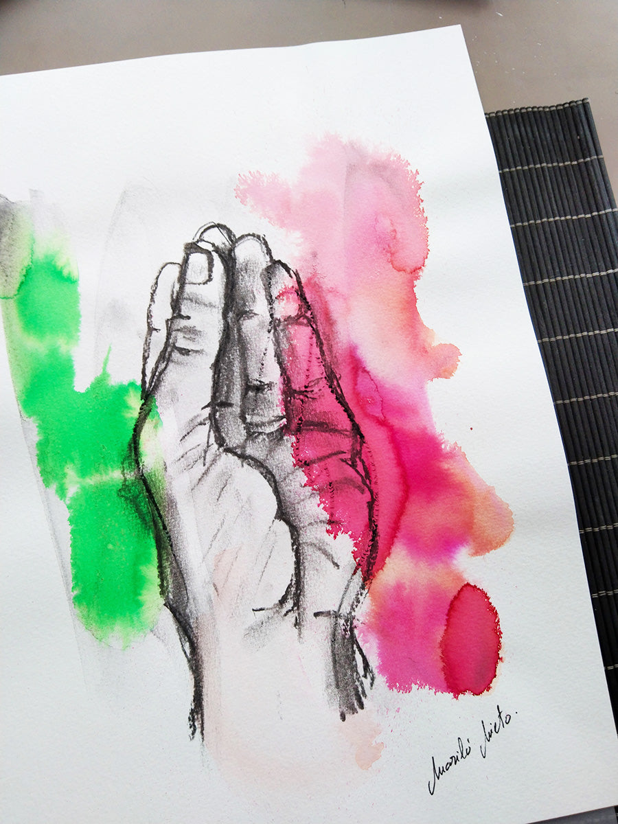 Imagen de la obra 'Mano Italiana' iluminada con luz natural, resaltando los matices del gesto y la textura del papel.