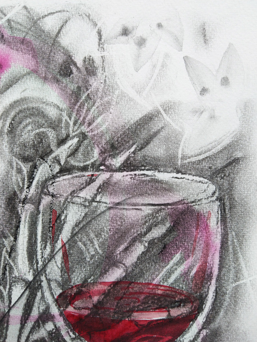 Detalle de la mano esquelética, cráneo y flores en negativo, sosteniendo la copa, mostrando el trazo expresivo en carboncillo y las transparencias del cristal.