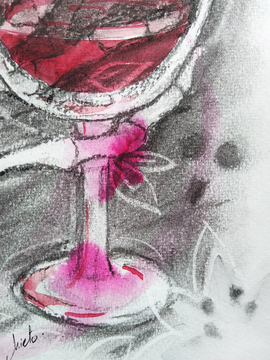 Detalle dedo esquelético sosteniendo la copa de vino, mostrando el trazo expresivo en carboncillo y las transparencias del cristal.