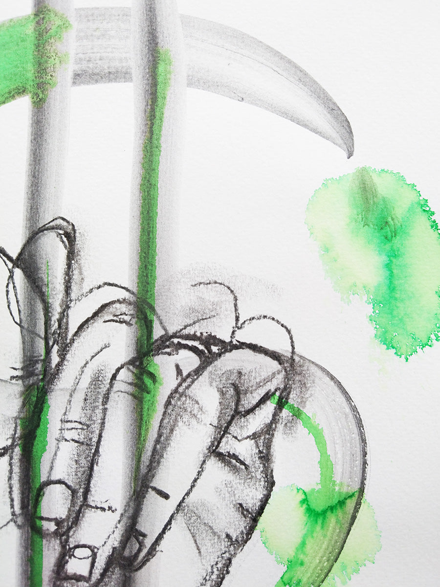 Detalle de los dedos de la mano, manchas de grafito acuarelable sobre manchas verdes de acuarela, parte del gesto de la mano del dinero.