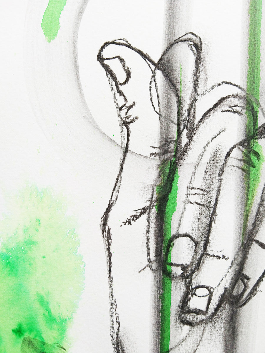 Detalle de los dedos índice y pulgar, manchas de grafito acuarelable sobre manchas verdes de acuarela, parte del gesto de la mano del dinero.