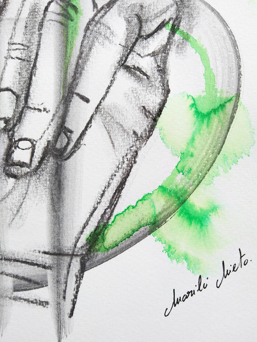 Detalle de los dedos de la mano, manchas de grafito acuarelable sobre manchas verdes de acuarela, parte del gesto de la mano del dinero y detalle de firma.