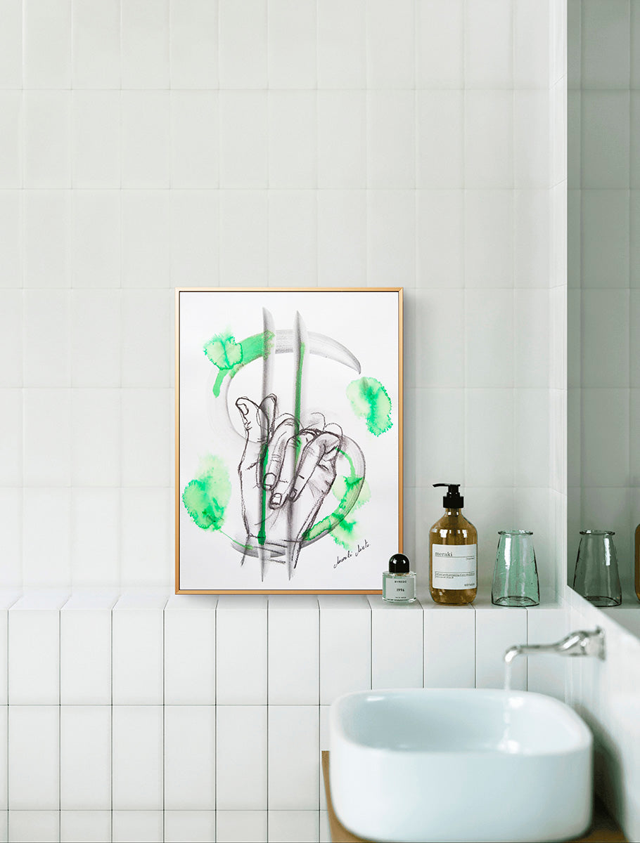 Dibujo 'Mano Adinerada' decorando decorando un baño, inspirando abundancia y uso sabio del dinero