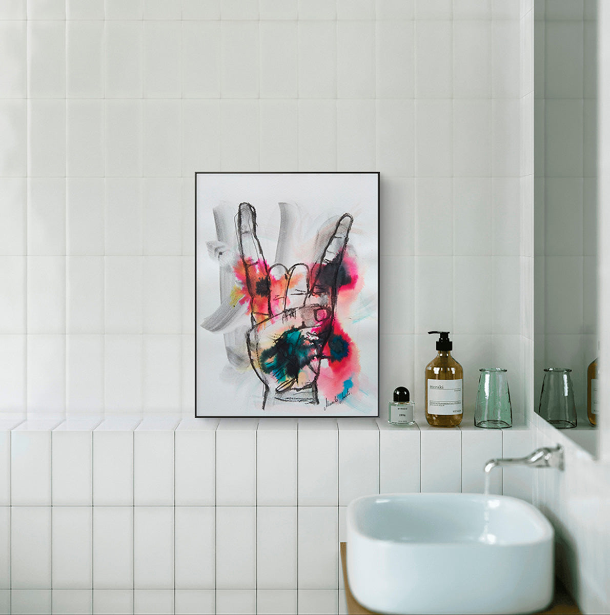 Dibujo 'Heavy' enmarcado, decorando un espacio moderno. Arte vibrante que celebra la libertad personal y el espíritu rebelde
