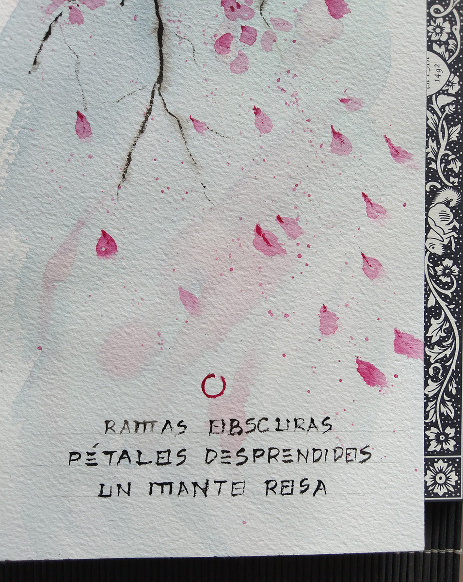 Primer plano de la textura del papel, el poema haiku y pétalos de almendro en acuarela, en tonos suaves de rosa y blanco.