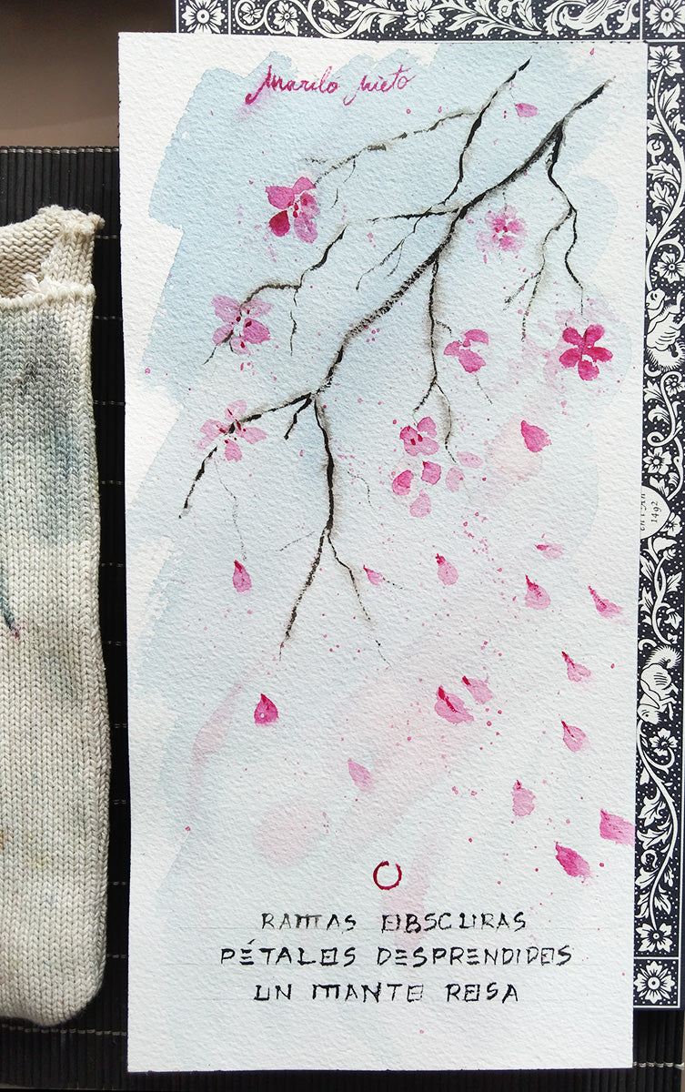 Vista completa frontal del haiku “Adiós primavera” acompañado de la ilustración en acuarela de una rama de almendro. Vista con luz natural.
