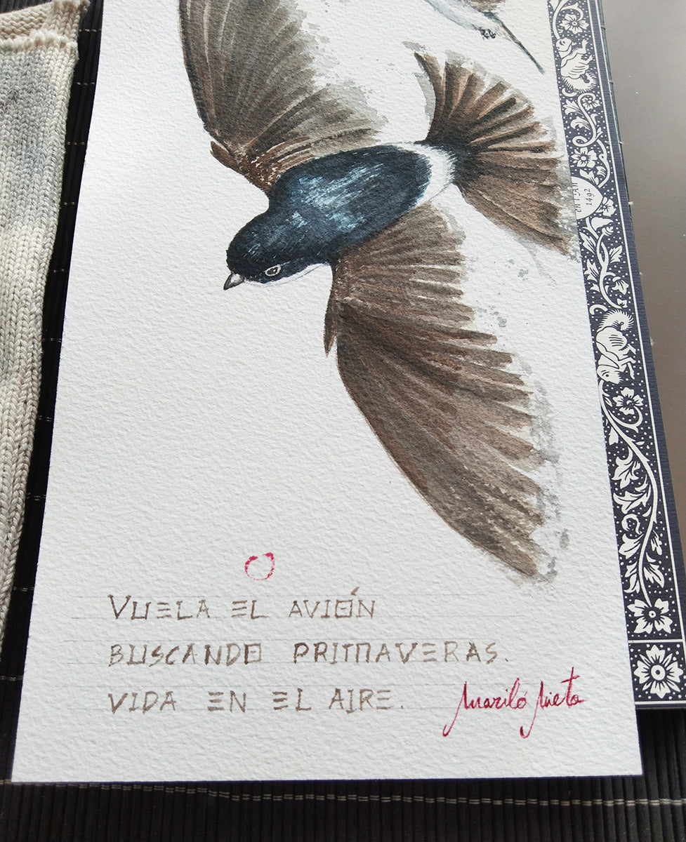 Detalle de los trazos del ala extendida del ave en primer plano, mostrando el dinamismo del vuelo, haiku y firma.