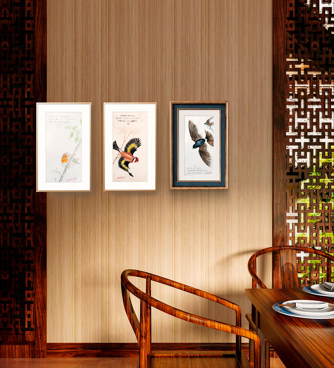Ilustración del haiku “Avión”, "Jilguero" y "Petirrojo"enmarcadas y colgadas en composición, en un espacio íntimo, con luz natural suave.