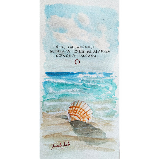 "Acuarela de una concha marina clavada en la arena, iluminada por el sol de verano. Proyecta una sombra alargada, mientras el mar y la playa se extienden al fondo. Inspirada en el haiku 'Sol, sal, verano / sombra que se alarga / concha varada'."