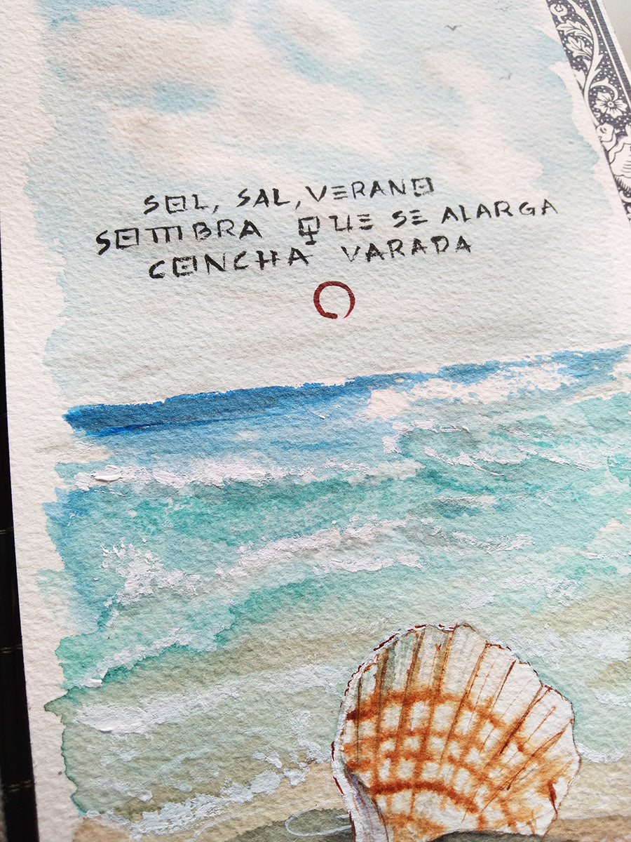Primer plano de la concha en acuarela y haiku, mostrando su textura natural y los movimientos del agua en acuarela.