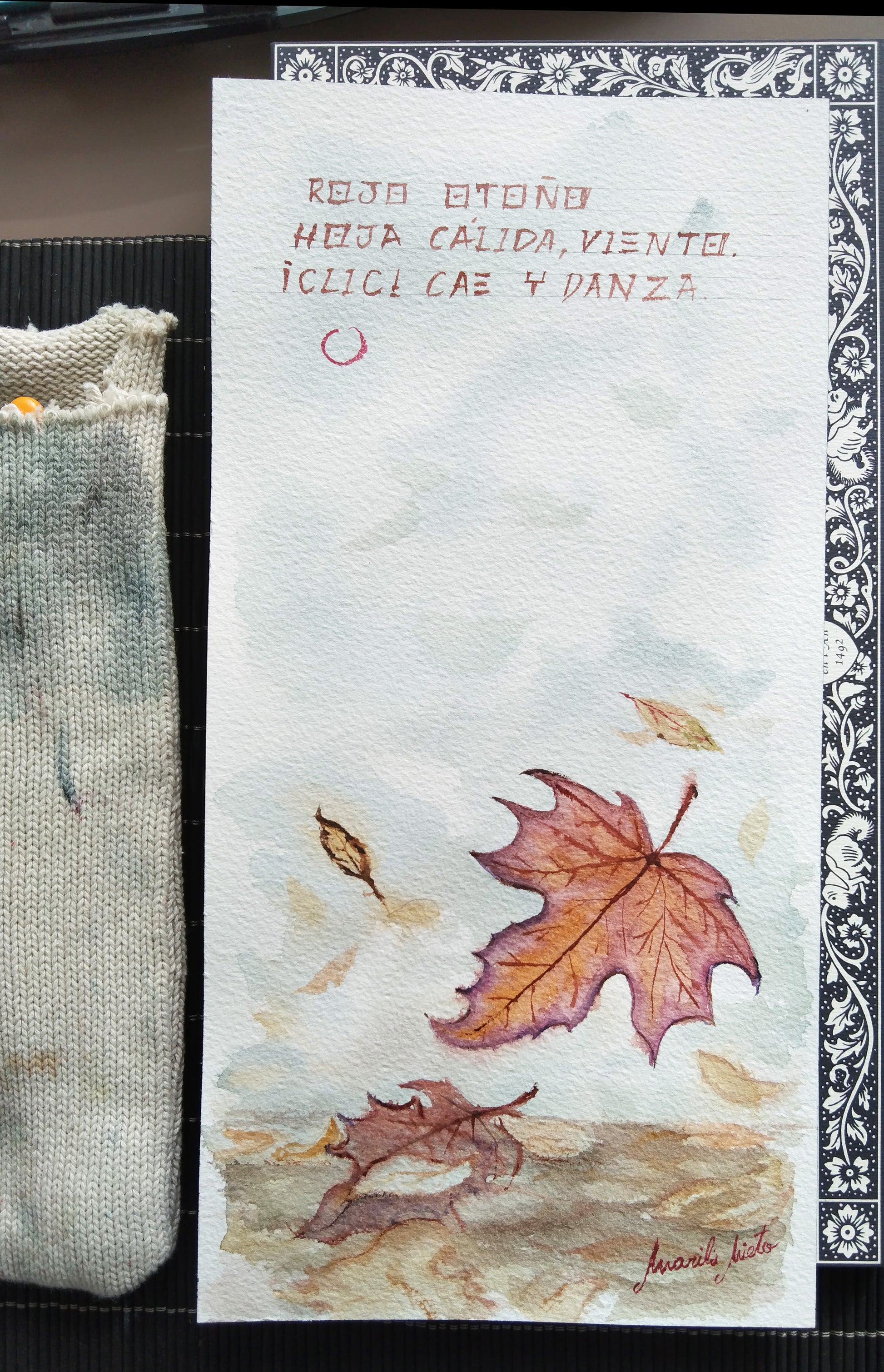 Vista frontal de la obra 'Hoja de Otoño', con luz natural que resalta los colores cálidos de las hojas en movimiento.