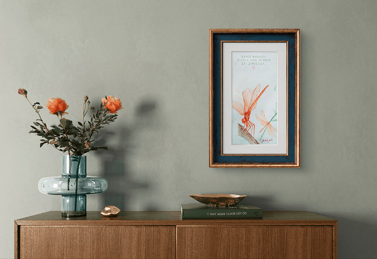 Acuarela Libélulas en una sala acogedora. Haiga que evoca equilibrio emocional y conexión con la naturaleza.