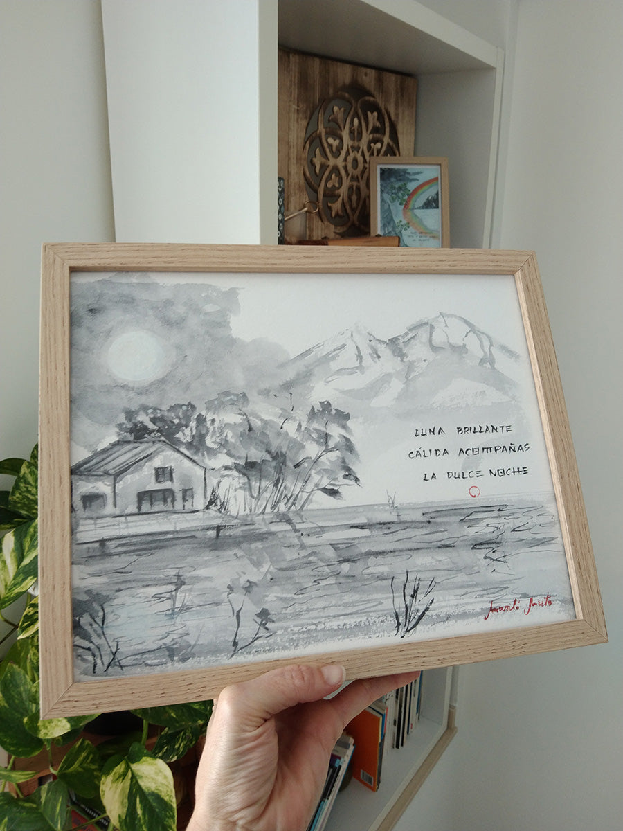Haiga Luna Brillante enmarcada, decorando un espacio sereno. Arte poético en grises que evoca calma y seguridad.