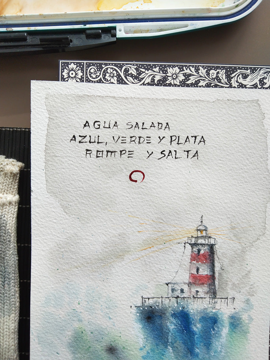 Detalle del faro rojo y blanco con el haiku,en la haiga Marina I, con olas azules y espuma en primer plano.