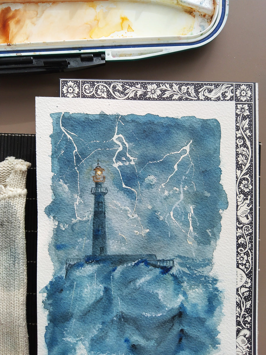 Detalle del faro en el haiga Marina II, iluminando la tormenta con su luz mientras las olas furiosas lo rodean