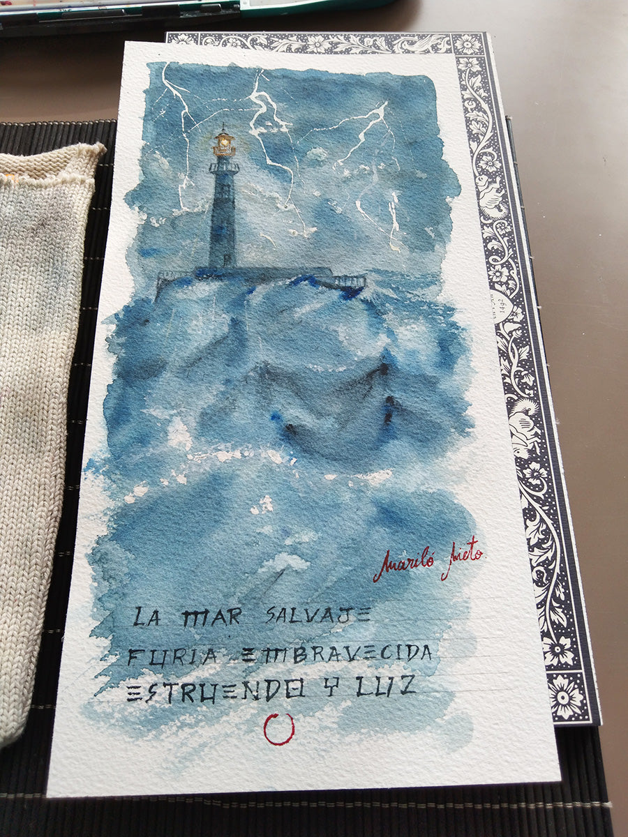 Vista frontal del haiga Marina II, iluminada para resaltar los contrastes del mar embravecido y la luz del faro.