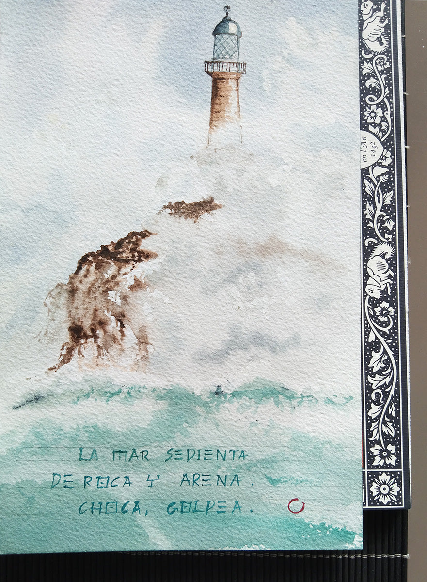 Detalle del faro y haiku en Marina III, rodeado de espuma blanca mientras las olas golpean con fuerza viva las rocas