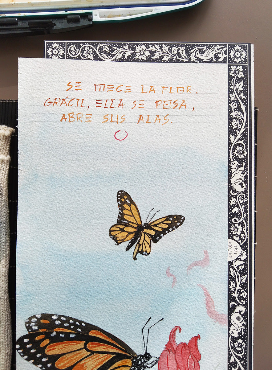Detalle del haiku y la mariposa monarca  con alas abiertas pintadas en tonos cálidos y precisos.