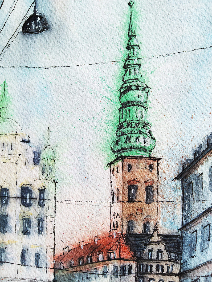 Detalle de la acuarela Calle Strøget, mostrando la textura del papel, los trazos en tinta, los efectos de la acuarela y detalles de las cúpulas."