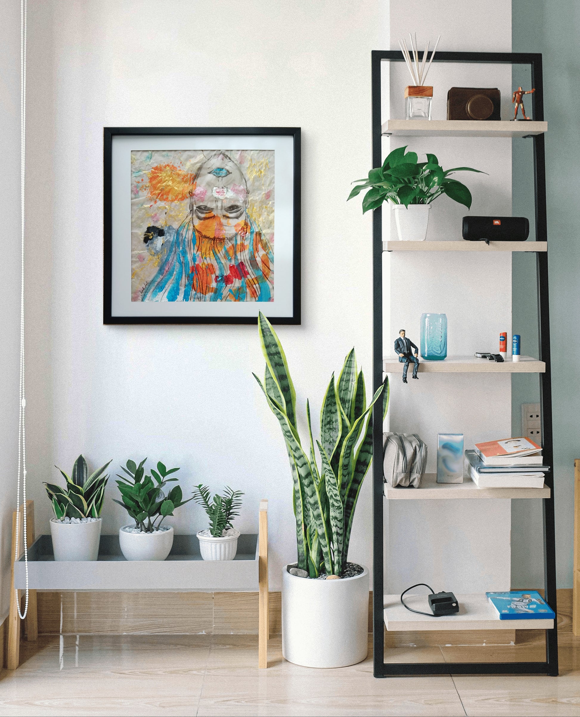 Imagen de la obra Cargas, decorando un espacio luminoso y natural. 