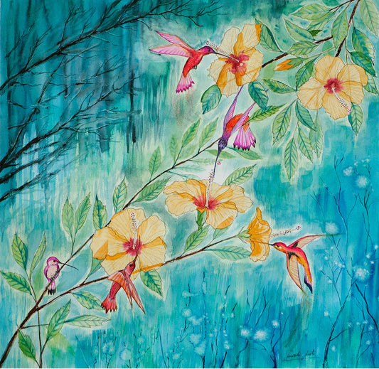 Acuarela de colibríes sobre y alrededor de hibisco dorado en una noche azulada. La obra simboliza la claridad interior y la resiliencia en la oscuridad. Parte de la serie Colibríes.
