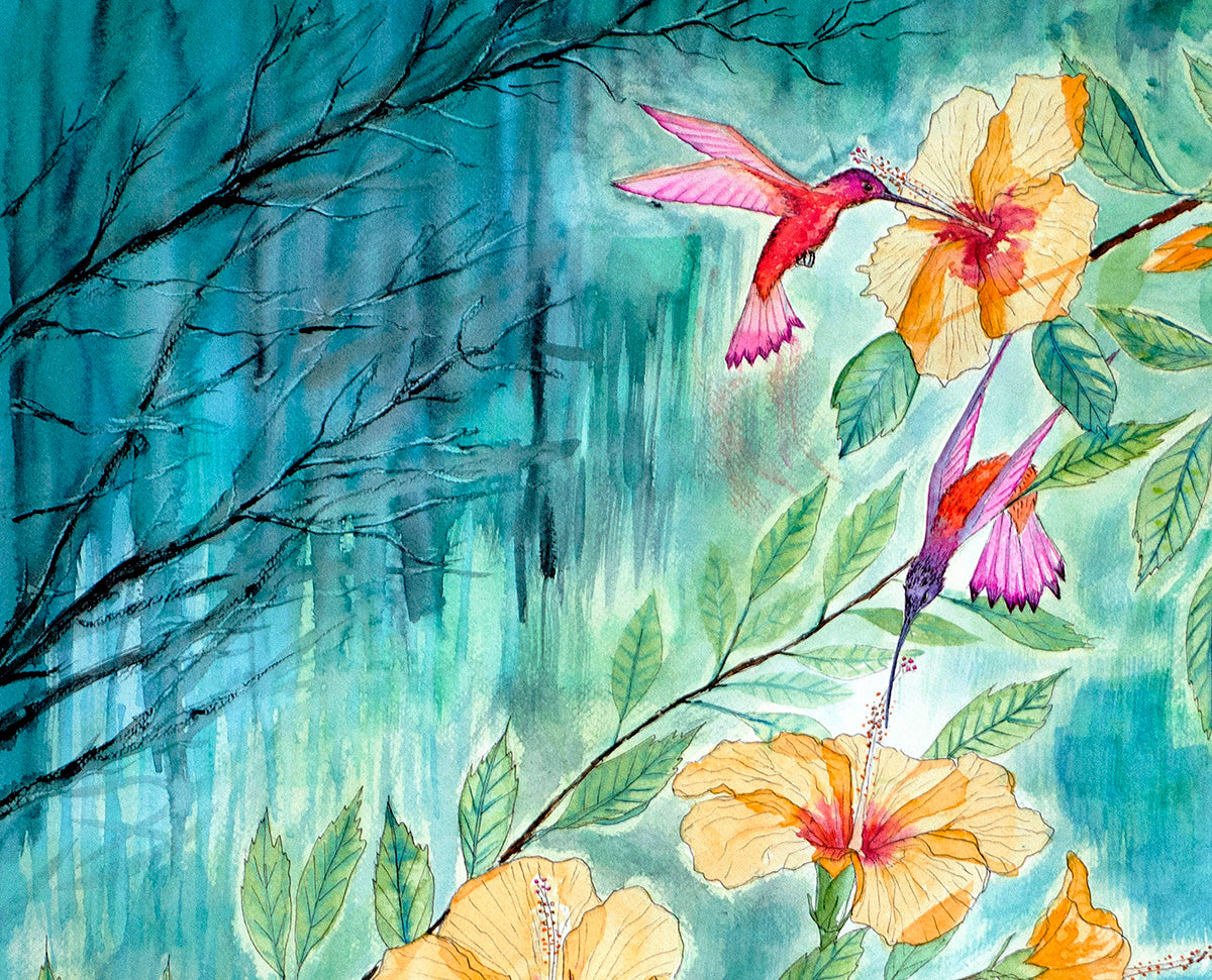 Detalle en acuarela de la vara de hibisco dorado iluminando la noche azul, con dos colibríes de colores intensos alimentándose y capturando la luz de la flor.