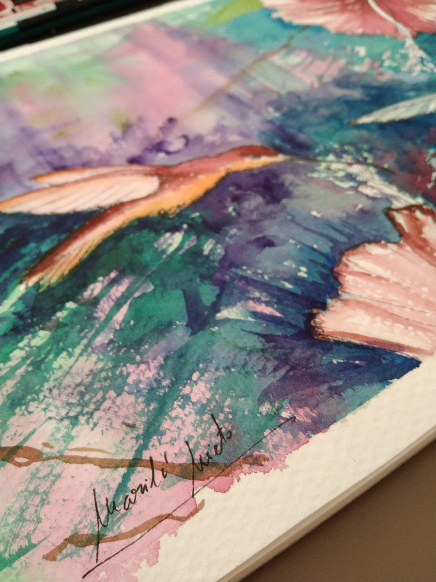 Primer plano de la textura del papel de acuarela y la firma del artista en la obra Colibríes II.