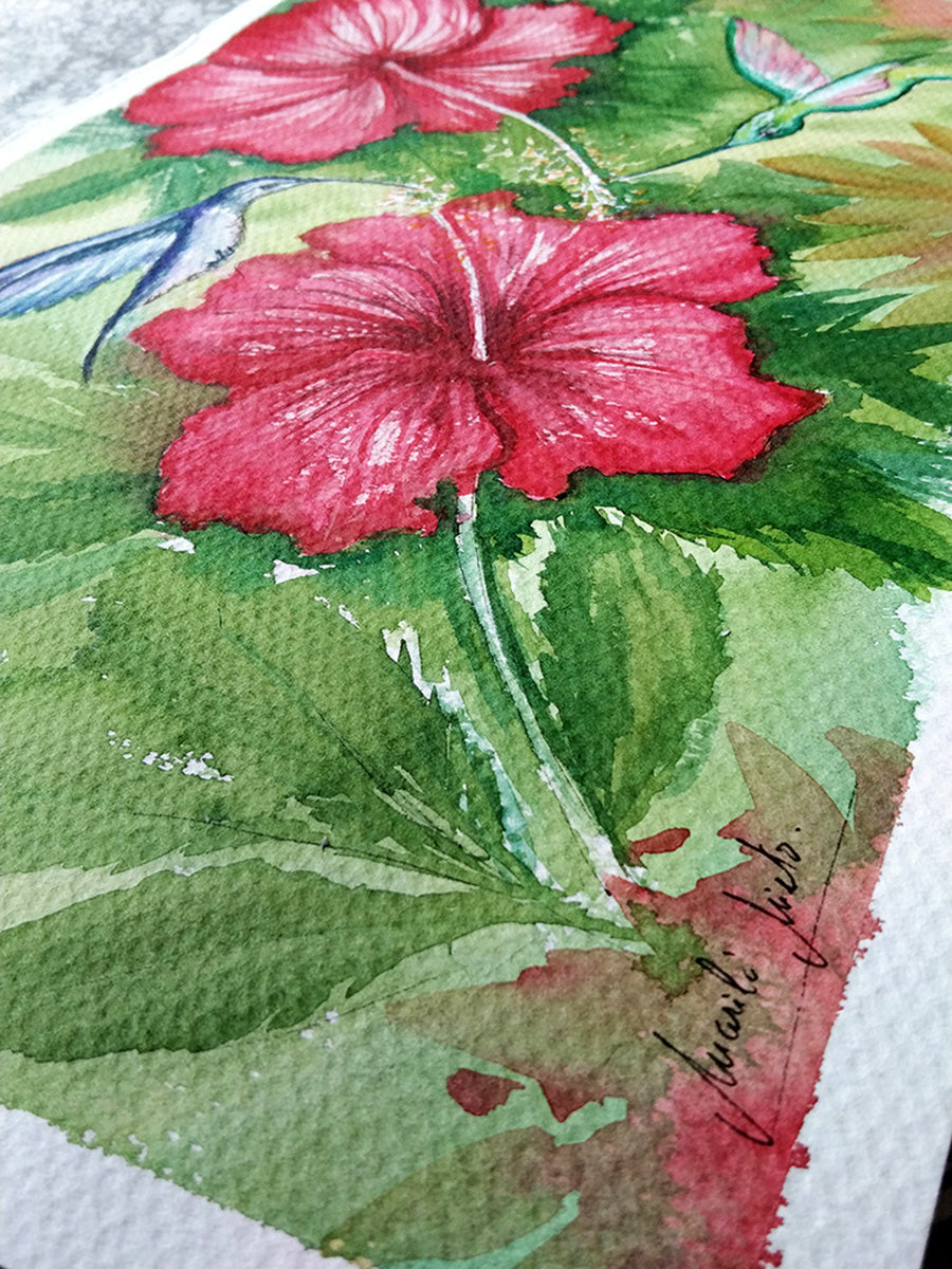 Primer plano de la textura del papel de acuarela y la firma del artista en la obra Colibríes I.