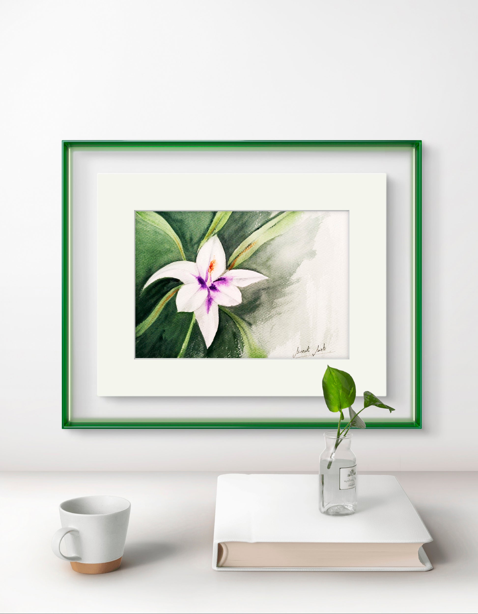 Acuarela del Gladiolo de Abisinia enmarcada, decorando un espacio interior minimalista. Arte floral para ambientes de calma y reflexión.