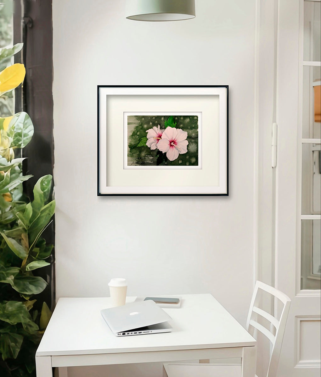 Hibisco Blanco decorando un espacio moderno, representando respeto, armonía y transformación interior a través del arte floral.