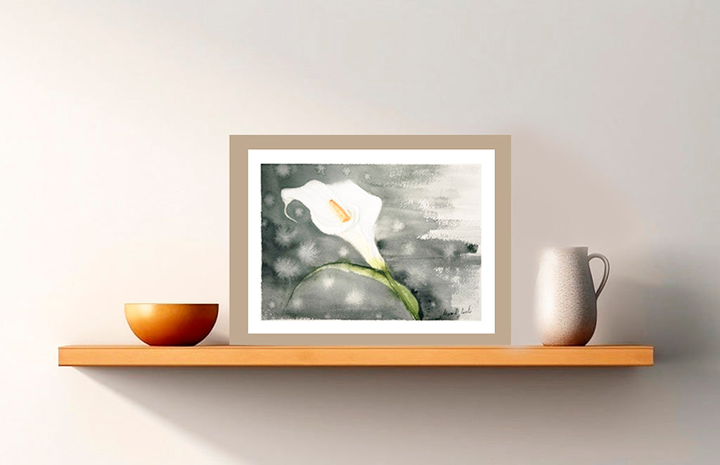 Obra Lirio de agua expuesta en un estante minimalista. Pintura floral que inspira fortaleza emocional y renovación."