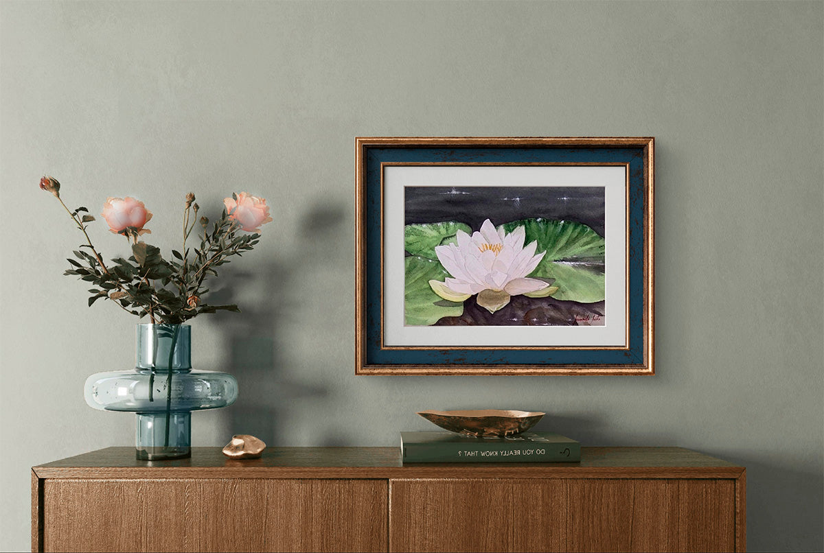 Obra Nenúfar blanco expuesta en una sala actual. Pintura floral que inspira fortaleza emocional y renovación."