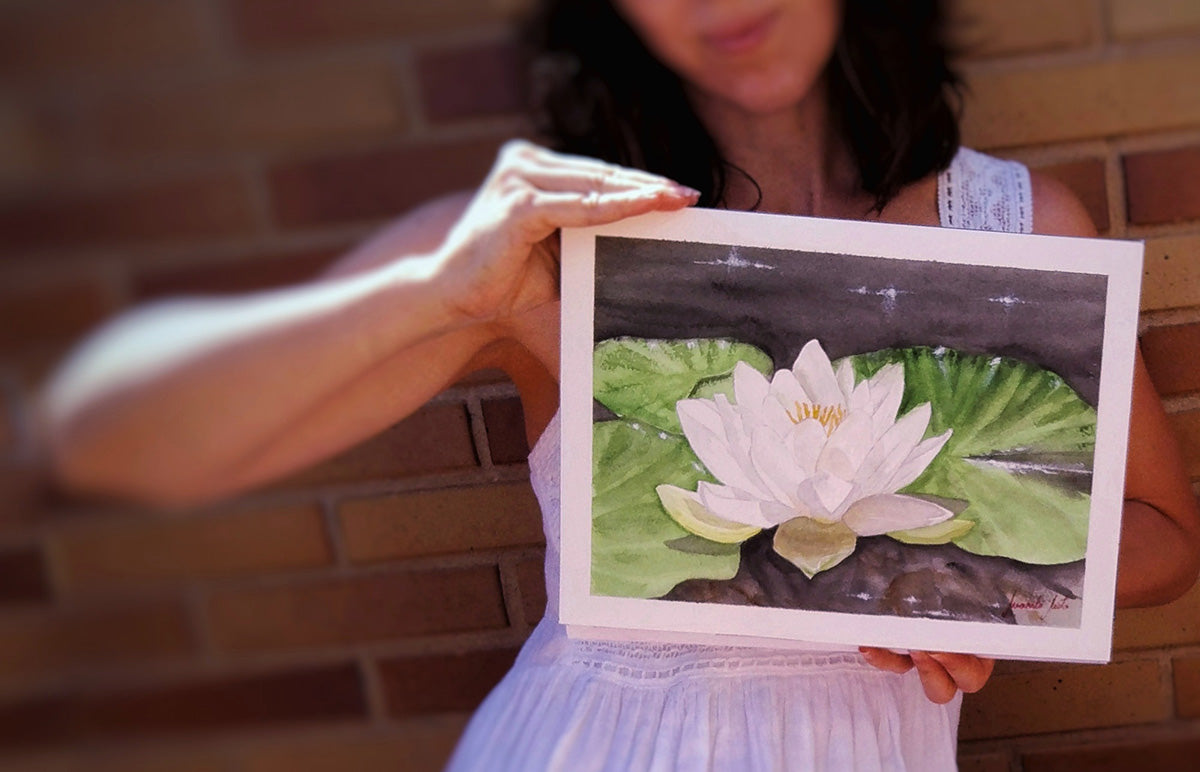 Imagen frontal del cuadro Nenúfar blanco, iluminado con luz natural y con una persona para ver sus dimensiones."