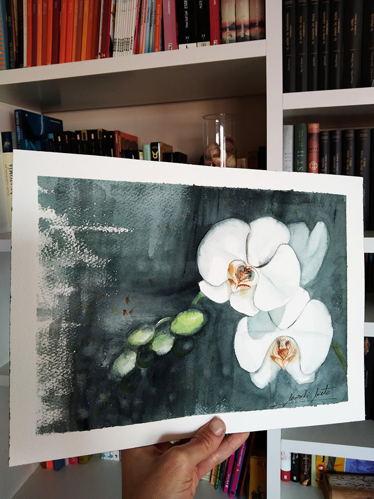 Imagen lateral del cuadro Orquídea blanca, iluminada con luz natural para resaltar los matices del color."