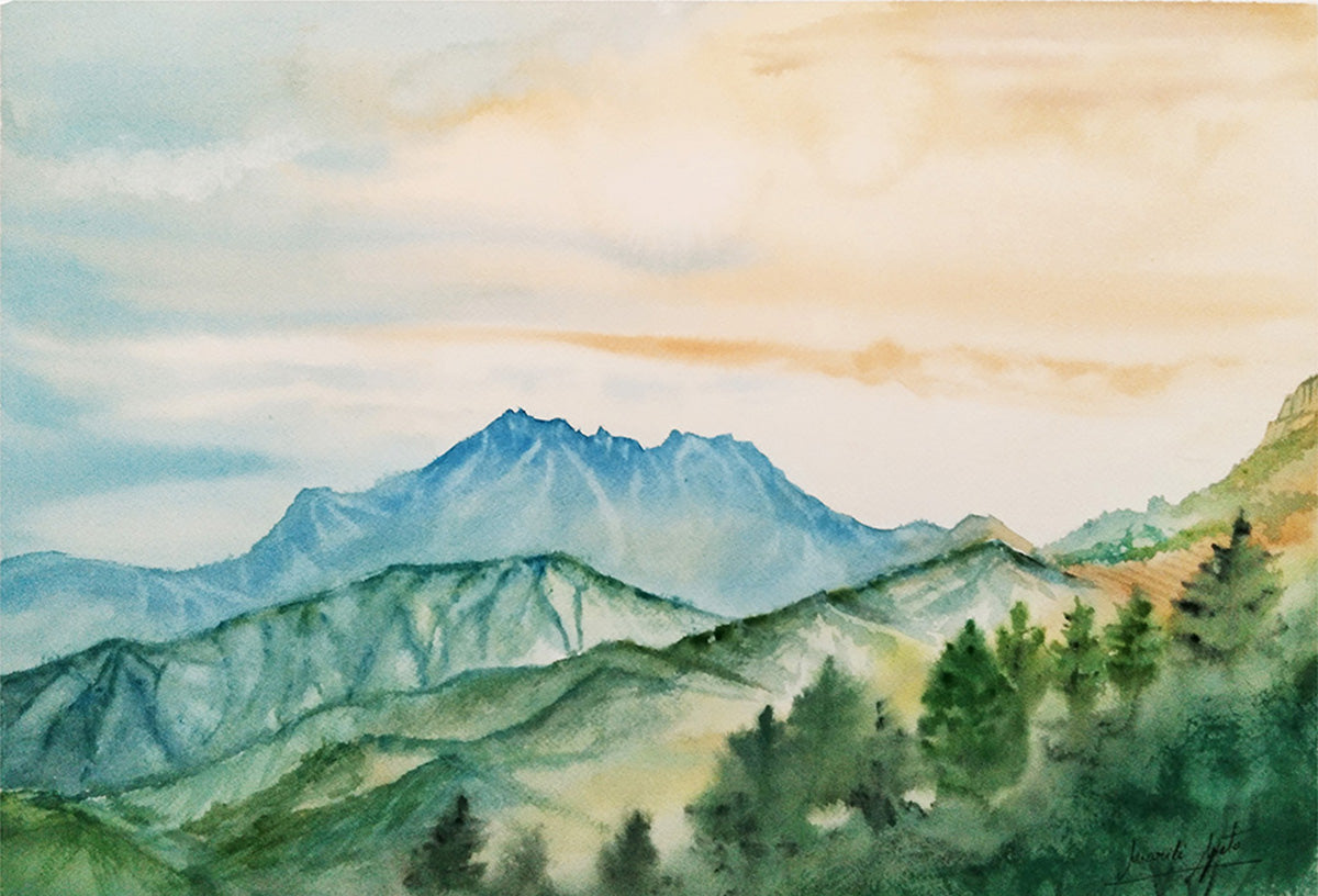 Acuarela de la Sierra de Aitana al amanecer, con montañas azules al fondo, cielo anaranjado y bosques de coníferas en primer plano. Paisaje de calma y despertar.