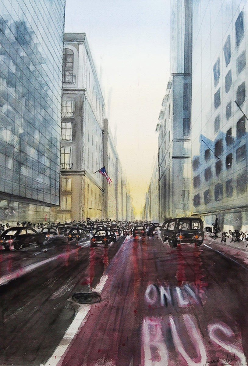 Acuarela Un nuevo horizonte de una calle de Nueva York al amanecer, con carril bus rojo oscuro, coches agolpados y edificios fríos reflejándose. Luz dorada al fondo como símbolo de cambio y esperanza